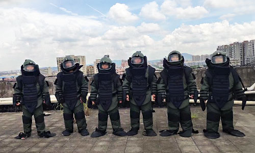 西藏某公安局现场试穿排爆服